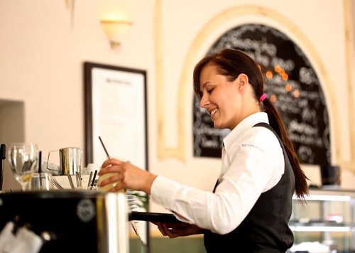 Serveuse qui sert une table dans un restaurant