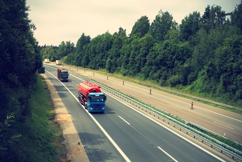 Camion transportant des marchandises sur l'autoroute