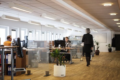 Femme marchant dans un bureau