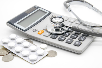 Calculatrice et médicaments sur une table