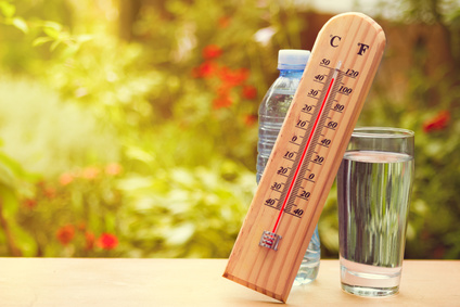 Thermomètre posé à côté d'un verre d'eau