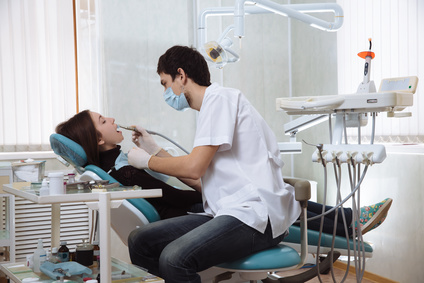 Dentiste réalisant des soins à une patiente