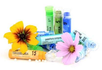 tubes d'homéopathie et fleurs